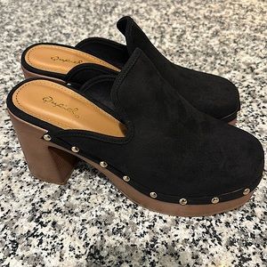Super cute Qupid, New in Box, size 7 1/2, black suede clogs with gold details!